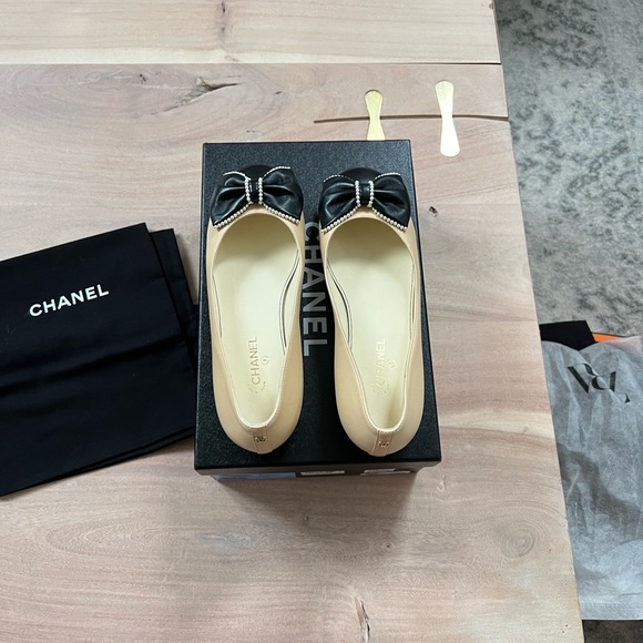 Chanel Beige Flats CC Black Leather Pearl Bow Ballerina Flat, Size 36 - Picture 3 of 9